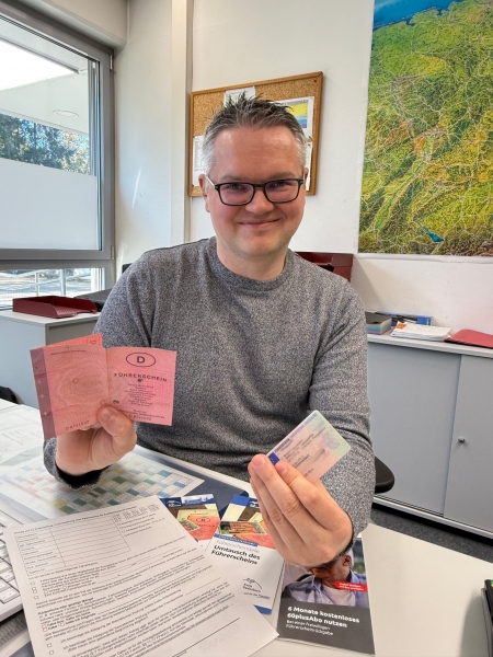 "Der Lappen geht, die Karte kommt" - Tobias Kürpick, Sachgebietsleiter in der Führerscheinstelle, erinnert an das Umtauschen des Papierführerscheins" (Bild: Kreis Paderborn).